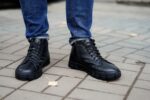 Пара мужских чёрных кожаных ботинок Вятка на ногах, вид спереди