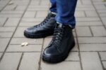 Мужские чёрные кожаные ботинки Вятка на ногах: шнуровка и рельефная подошва